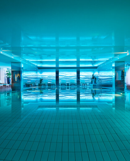 ein Schwimmbad mit einem blauen Licht